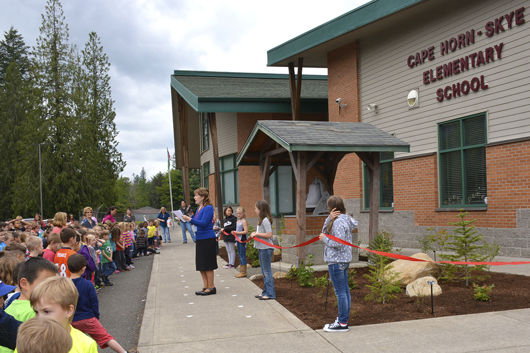 Washougal elementary partners with community to landscape school entrance