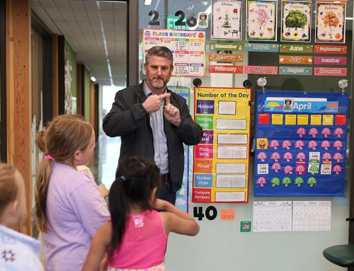 Dallesport Elementary first graders deepen ASL learning during visit to Washington School for the Deaf