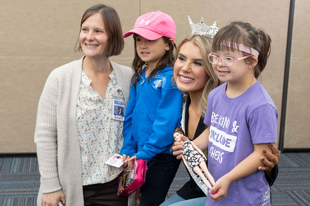 Students pose for a photo with Miss Washington