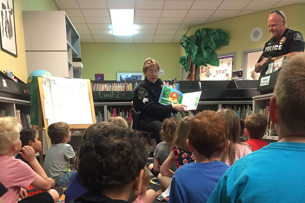 Police Officers Read to Union Ridge Elementary Students